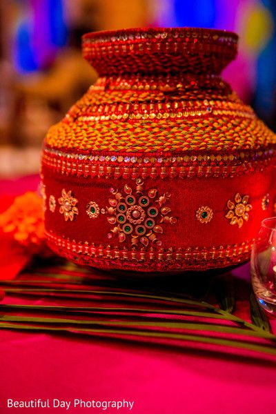 Traditional Indian wedding decor. http://www.maharaniweddings.com/gallery/photo/137952 Wedding Pot Decoration Indian, Traditional Indian Wedding Decor, Matka Decoration, Thread Ceremony, Indian Project, Kalash Decoration, Wedding Decorations Pictures, Wool Crafts Diy, Kobbari Bondam