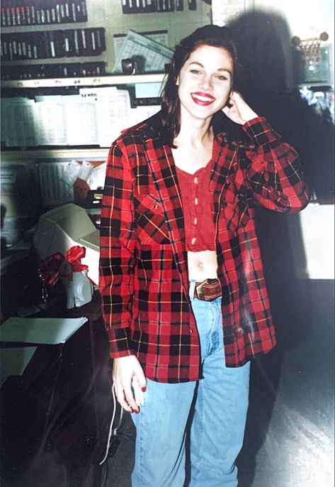 Red Black Plaid Shirt Outfit, 90s Grunge Outfit Women, Red Plaid Flannel Outfit, Red Flannel Shirt Outfit Women, 90s Fashion Flannel, Red Flannel Shirt Outfit, 90s Flannel Outfits, 90s Off Duty Model, Flannel Shirt Outfit Women