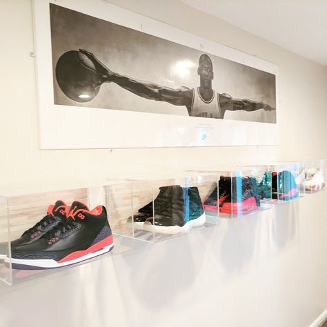 Sneakers Bedroom Ideas, Jordan Shoe Wall Display, Shoe Lovers Bedroom, Jordan Shoe Display, Nike Shoe Display, Sneaker Wall Display, Sneaker Collection Display, Sneaker Office, Saudi Furniture