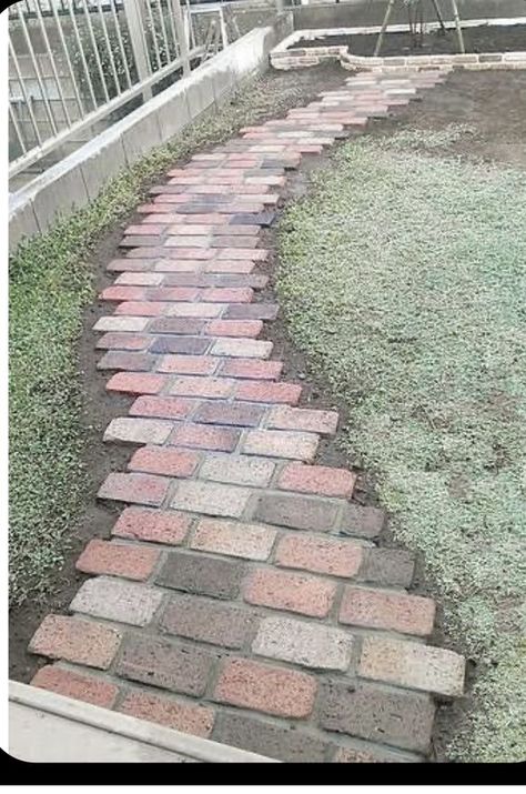 Brick Walkway Diy, Brick Pathway Garden, Stepping Stones Pathway, Brick Pathways, Art Blending, Brick Pathway, Backyard Walkway, Brick Path, Pathway Landscaping