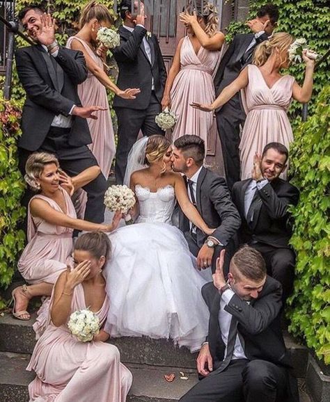 Make your wedding day unforgettable with these 50 creative and fun photo ideas. From candid shots to unique poses, find inspiration for capturing joyous memories. Dream Wedding Dresses Ball Gown, Wedding Dress Necklace, Hayley Paige Wedding Dress, Bridesmaid Funny, Civil Wedding Dresses, Cooler Style, Funny Wedding Photos, Wedding Dress Champagne, Aline Wedding Dress