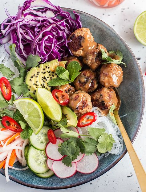 Meatballs Salad, Banh Mi Salad, Grilled Vegetable Salad, Pork Meatball, Vietnamese Salad, Simple Dinners, Cabbage Rice, Salad With Feta, Satay Sauce