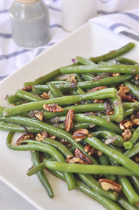 Green Beans with Caramelzied Pecans Carmelized Pecans, Country Thanksgiving, Caramelized Pecans, Csa Recipes, How To Cook Beans, Pecan Recipes, Caramel Pecan, Fresh Green Beans, Green Bean Recipes