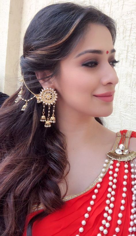 Jhumkas With Hair Chain, Indian Earrings With Hair Chain Hairstyles, Earrings On Lehenga, Hairstyles With Ear Chain, Gold Earrings For Marriage, Ear Chain Hairstyle, Jhumka Hairstyle, Jhumka With Ear Chain Hairstyle, Piercing Ideas Conch