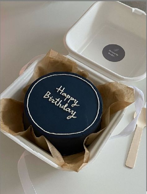 Cakes For 20th Birthday Men, Simple Birthday Cake For Boyfriend, Mini Cake For Boyfriend, Mini Cake Birthday Men, Aesthetic Cake For Men, Bento Cake Aesthetic Birthday, Bento Cake Birthday Boyfriend, Bento Cake Design For Boyfriend Birthday, Cute Small Birthday Cakes