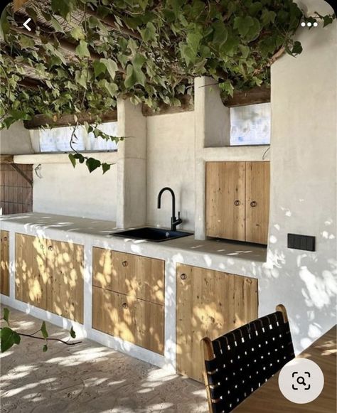 Cozy Country Kitchen, Barbacoa Jardin, Concrete Outdoor Kitchen, Small Outdoor Kitchens, Country Kitchen Ideas, Spanish Kitchen, Outdoor Bbq Area, Small Balcony Ideas Apartment, Indoor Outdoor Kitchen