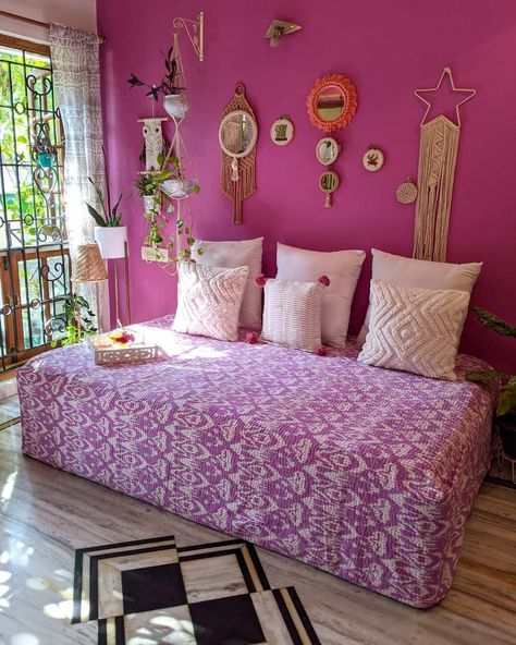 Bedroom Decor Single Bed, Gujarati House, Ethnic Bedroom, Classic House Interior Design, Indoor Outdoor Living Room, Bed Designs With Storage, Indian Room Decor, Bookshelves In Bedroom, Drawing Room Decor