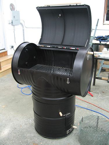 55 gallon smoker is very popular here in Philly for the block party or big family cookout 55 Gallon Drum Smoker, 55 Gallon Plastic Drum, Ugly Drum Smoker, Diy Smoker, Barrel Smoker, Drum Smoker, Diy Drums, Homemade Smoker, Plastic Drums