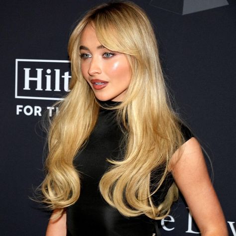 It's Official: Sabrina Carpenter's Bangs Are Taking Over TikTok High Curtain Bangs, Blonde Hair Color With Bangs, Sabrina Carpenter Inspired Hair, Sabrina Curtain Bangs, Sabrina Carpenter Hair Inspo Brunette, Sabrina Carpenter Hair Inspiration, Sabrina Carpenter Blonde, Sebring Carpenter Hair, Sabrina Carpenter Hair Curtain Bangs