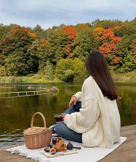 Picnic Outfit Ideas Casual Jeans, Jeans Outfits Fall, Fall Photography Ideas, Romantic Beach Picnic, Autumn Picnic, Fall Szn, October Aesthetic, Picnic Photography, Autumn Outfit Inspo