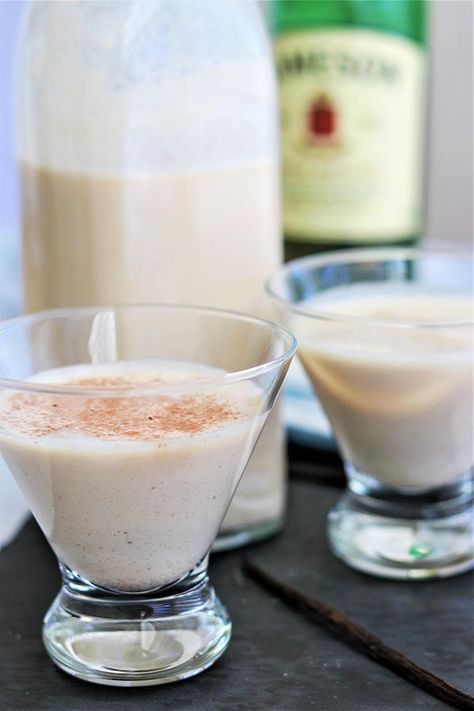 This homemade Irish cream recipe is AHH-mazing! This copycat Bailey's Irish Cream keto cocktail is a sugar-free and low carb cocktail. Made with Irish Whiskey, cream, milk, a bit of espresso, and cocoa powder it all comes together in a delicious cocktail that is almost a dessert! You won't believe that this recipe is a keto recipe that is also a low carb cocktail. #ketococktail #keto #lowcarb #sugarfree #baileys #irishwhiskey #irish #seekinggoodeats #cocktails Baileys Irish Cream Recipes, Sugar Free Cocktails, Irish Cream Recipe, Whiskey Cream, Homemade Irish Cream, Ginger Fizz, Low Carb Cocktails, Keto Cocktails, Baking Soda Beauty Uses