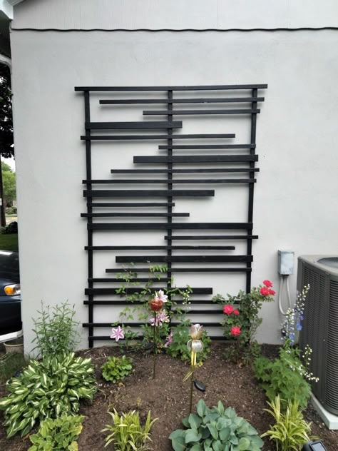 Modern Plant Trellis, Trellis On Wall Ideas, Mid Century Modern Trellis, Mid Century Trellis, Modern Trellis Ideas, Unique Trellis Ideas, Mcm Trellis, Metal Trellis Ideas, Lattice Trellis Ideas