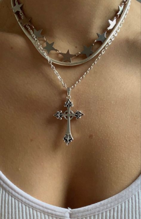 Necklace Combinations Silver, Cross Necklace Outfit Aesthetic, Layer Silver Necklace, Cross Necklace Layered, Necklaces Layered Silver, Layered Silver Necklaces Grunge, 2000 Necklace, Necklaces Silver Aesthetic, Jewelry Combos Silver