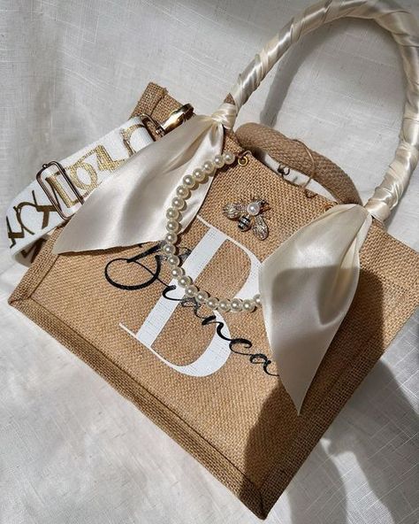 Jute Bag Designs Ideas, Alpillera Ideas, Tote Bag Gift Ideas, Favor Bags Diy, Jute Bags Design, Lux Gifts, Personalised Jute Bags, Custom Sandal, Handpainted Tote Bags