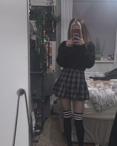 Grunge Closet, Grunge Skirt Outfit, Suna Rintarou, Soft Grunge Outfits, Grunge Skirt, Alternative Aesthetic, Dream Fashion, Grunge Outfit, Alt Outfits