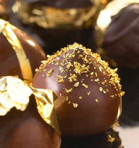 Gold Dessert, Edible Gold Leaf, Chocolate Gold, Edible Gold, Chocolate Decorations, Baked Dessert Recipes, Dessert Decoration, Chocolate Truffles, Culinary Arts