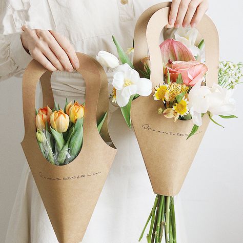 Paper Bag Flowers, Shop Packaging, Bouquet Bag, Flower Shop Design, Customized Packaging, Flower Truck, Paper Bouquet, Flower Bar, Beg Tangan