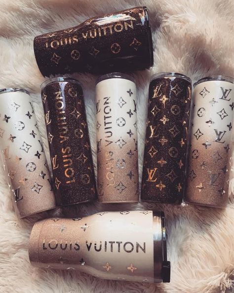 Lv Tumbler Ideas, Lv Cup Design, Louis Vuitton Glitter Tumbler, Boujee Tumbler Cups, Tumblers For Christmas, Lv Tumbler Cup, Louis Vuitton Tumbler Cup, Lv Tumbler, Tumbler Sayings