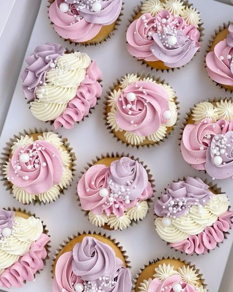 Cupcake Decorating Inspiration, Pretty Cupcake Designs, Pretty Decorated Cupcakes, Girly Cupcake Ideas, Easy Cupcake Decorations, Pink Decorated Cupcakes, Birthday Cake With Cupcakes Around It, Cup Cake Designs For A Girl, Cupcake Piping Designs