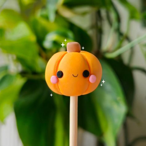 Adorable baby pumpkin plant pal 🎃 Hand sculpted from polymer clay and attached to a sturdy wooden stake, this cute little pumpkin is ready to pop into your houseplants and veg gardens! Also available as a keychain here: https://www.etsy.com/uk/listing/1086682749/little-pumpkin-keyring-handmade-keychain ------------------------------------------- DIMENSIONS 🌱 Each item is handmade so the design may vary slightly however each item is approximately 2cm tall. ------------------------------------------- POSTAGE 💌  All orders are shipped via Royal mail untracked unless you choose otherwise. UK delivery - 3-5 business days  International delivery - Normally takes between 8-10 business days but please allow up to 25 due to delays within the postal services.  ------------------------------------ Kawaii, Fimo, Plant Buddies Clay, Clay Trend Ideas, Animals From Clay, Easy Sculpey Clay Ideas, Tiny Objects Mini Things, Cute Easy Air Dry Clay Ideas, Making Clay Figures