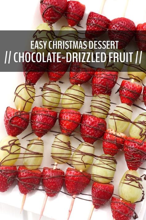 Christmas Fruit Dessert, Healthy Christmas Dessert Recipes, Holiday Theme Food, Healthy Christmas Desserts, Grinch Kabobs, Fruit Skewer, Fruit Kabob, Easy Christmas Dessert, Fancy Salads