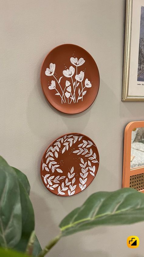 Upcycling, Easy Craft For Home Decor, New Home Decoration Ideas, Teracotta Ideas Interior, Wallplates Ideas, Terracotta Plate Wall Art, Home Decor Ideas Outside, Terracotta Design Ideas, Painted Plates Wall Decor