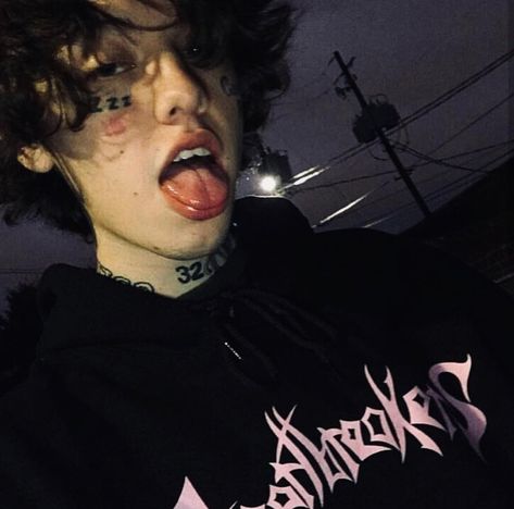 Lil Xan ~ Lil Xan, Lil Skies, Grunge Boy, Movies Quotes, Lil Pump, Aesthetic Boys, Tumblr Boys, Soft Grunge, Rappers