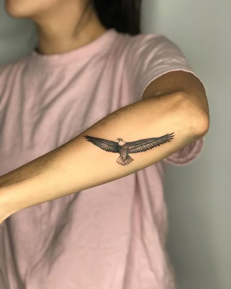 H.B. Nielsen on Instagram: “Tiny eagle for my friend @nathalieulindercuti 🦅 Thanks! hbnielsentattoo@gmail.com” Japanese Eagle Tattoo, Tattoos For Ladies, Eagle Wing Tattoos, Bald Eagle Tattoos, Small Eagle Tattoo, Traditional Eagle Tattoo, Tattoo Homme, Small Wave Tattoo, Hawk Tattoo