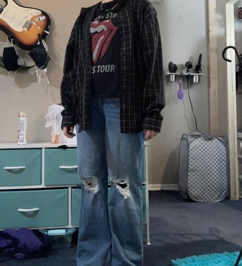 baggy ripped jeans flannel Flannel With Baggy Jeans, Y2k Nonbinary Fashion, Baggy Jeans Outfit Y2k Grunge, Flannel And Baggy Jeans Outfit, Grunge Outfits Baggy Jeans, Grunge Nonbinary, Baggy Ripped Jeans Outfit, Ellie Costume, Green Flannel Outfit