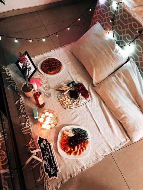 Romantic Birthday Dinner For Him At Home, Date Night Indoors, Bedroom Picnic Ideas Romantic, Romantic Living Room Date Night, Cena Romantica Aesthetic, Romantic Indoor Picnic Ideas For Couples, Indoor Picnic Date Romantic, Valentines Day Romantic Night At Home, Romantic Set Up For Boyfriend