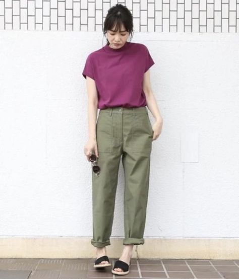 Japan Style Outfits Casual, Colorful Casual Outfits, Modern Outfit Ideas, Uniqlo Outfit, Green Pants Outfit, Colorful Wardrobe, Simple Casual Outfits, Look Office, Minimalist Fashion Women