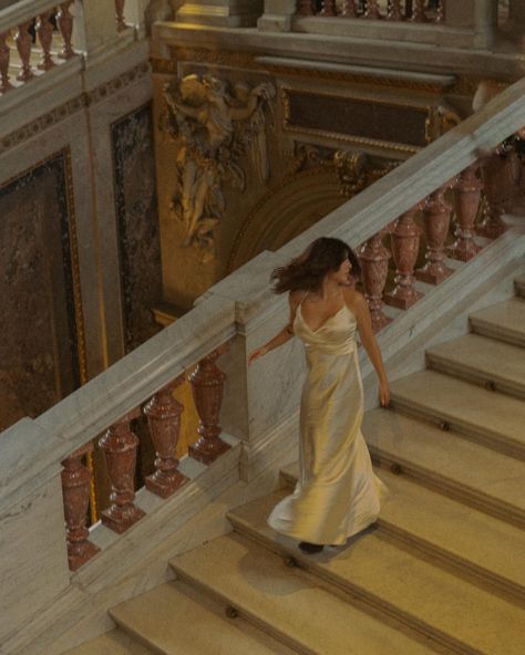 Woman In Museum Aesthetic, London Fashion Photoshoot, Old Art Museum, Met Photoshoot Ideas, Metropolitan Museum Of Art Aesthetic, Pictures In Dresses Photo Ideas, The Getty Museum Photoshoot, Art Museum Photos, Bridgerton Inspired Photoshoot