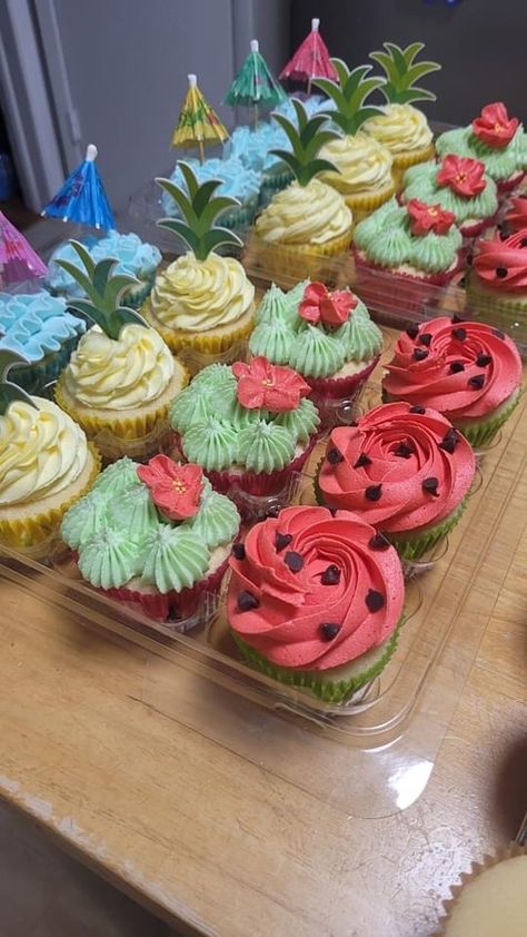 Hawaiian Birthday Party Cupcakes, Hawaiian Cake Ideas Luau Birthday Themed Cupcakes, Cupcake Summer Ideas, Tropical Party Food Ideas Hawaiian Luau, Tropical Pool Party Food, Paradise Birthday Theme, Hawaiian Party Cupcakes, Birthday Party Ideas Hawaiian, Hawian Food Party Ideas