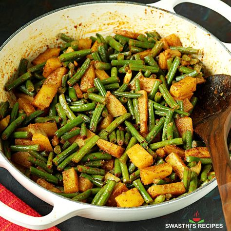 Green Beans and Potatoes (Aloo Beans) - Swasthi's Recipes Potato Green Bean Curry, Indian Green Beans, Beans And Potatoes Recipe, Budget Vegan, Beans And Potatoes, Ginger Green Beans, Easy Green Beans, Steamed Potatoes, Veggie Recipe