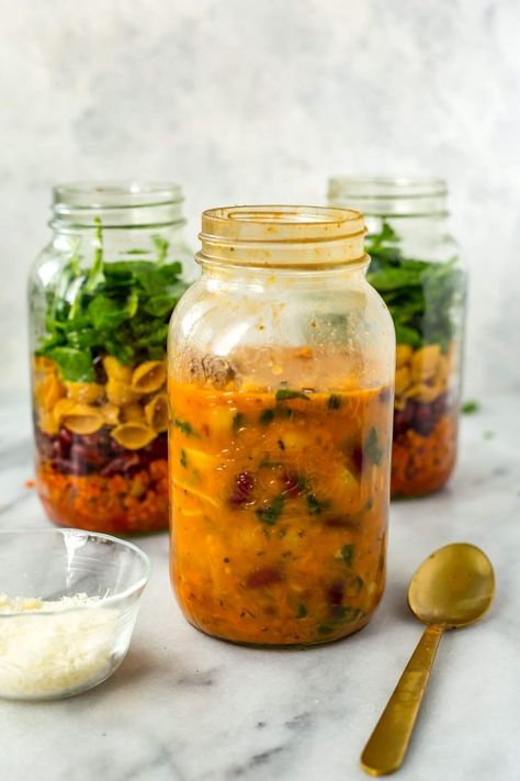 18. Vegetarian Minestrone Soup Jars #greatist https://greatist.com/eat/mason-jar-meal-prep-recipes Soup Jars, Vegetarian Minestrone, Mason Jar Soup, Vegetarian Minestrone Soup, Mason Jar Meal Prep, Instant Meals, Mason Jar Lunch, Salad Jar Recipe, Jar Meals