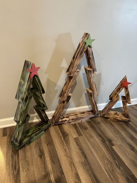 Small Woodworking Projects Christmas Decor Rustic, Easy Christmas Decor, Wood Craft Projects, Pallet Christmas, Wooden Christmas Tree, Small Woodworking Projects, Pallet Decor, Simple Christmas Decor, Christmas Tree Crafts