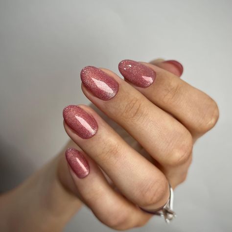 Posted by Zoe Scott: Welcome to the luxurious world of velvet nails, where the fusion of texture and color creates a fashion statement that transcends seasons. Today, we'r... How To Velvet Nails, Velvet Manicure, Velvet Nails Design, Celebrity Hair Inspiration, Latest Nail Designs, Velvet Nails, Glossier Pink, Rose Velvet, Elegant Nail Designs