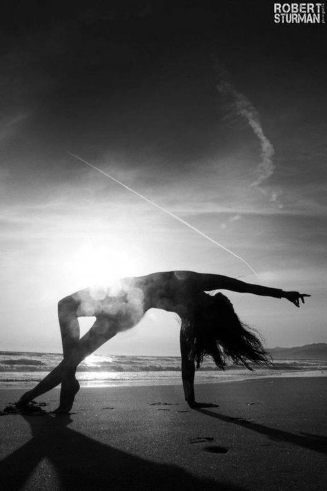 Beach Yoga Photography, Yoga Photoshoot Ideas, Yoga Poses Photography, Yoga Poses For Back, Yoga Photoshoot, Basic Yoga Poses, Yoga Inspo, Yoga Pictures, Yoga Photos