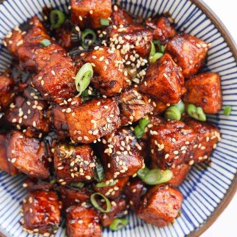 Crispy Soy Garlic Tofu Soy Garlic Tofu, Chinese Tofu Recipes, Vegetarian Stir Fry Sauce, Firm Tofu Recipes, Tofu Dinner Recipes, Garlic Tofu, Tofu Recipes Healthy, Soy Tofu, Vegetarian Stir Fry