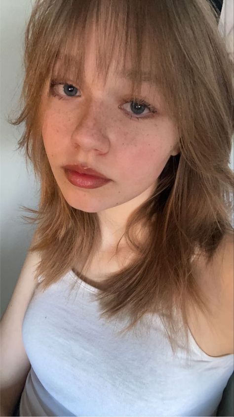 Shaggy Wolfcut, Bangs Light, Short Light Brown Hair, Shoulder Length Hair With Bangs, Light Brown Colour, Light Bangs, Wispy Hair, Girl Streetwear, Embracing Diversity