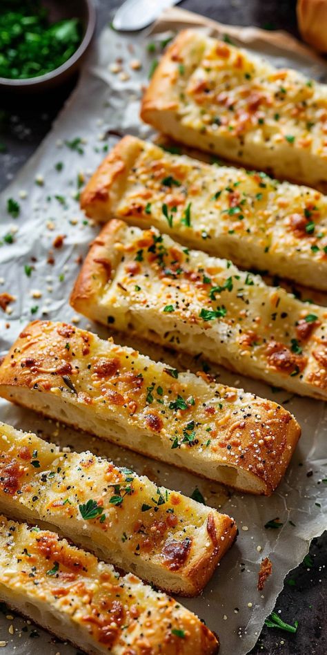 Yummy Food Savory, Garlic Bread Aesthetic, Garlic Bread Appetizer, Italian Garlic Bread, Baking Simple, Crunchy Food, Food Savory, Homemade Garlic Bread, Bread Sticks