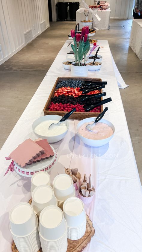 Yogurt Bar Bridal Shower Easy Diy Brunch Ideas, Bridal Shower Yogurt Parfait Bar, Brunch Yogurt Bar, Fruit Parfait Bar, Acai Bowl Bar Party, Diy Yogurt Parfait, Fruit Bar Ideas Parties, Yogurt Bar Ideas, Grad Food