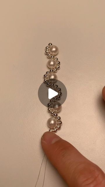 Pearl Bracelet Tutorial, Rice Bead Bracelet, Seed Bead Bracelets Tutorials, Beautiful Beaded Necklaces, Pearl Jewelry Design, Bracelet Craft Diy, Beaded Bracelets Tutorial, Rice Bead, Bracelets Diy