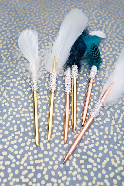 This DIY feather gold pen would be perfect for your wedding guest book! Wedding Guest Book Pen, Diy Feather, Diy Stationary, Diy Rose, Feather Pen, Pen Diy, Gold Pen, Diy Roses, Feather Crafts