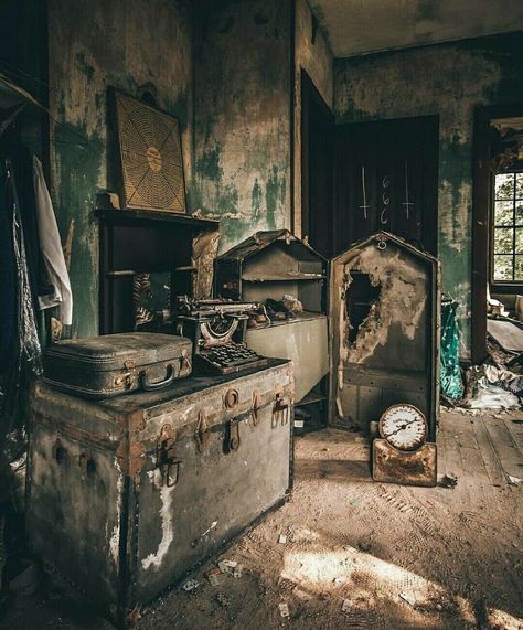 Haunted Attic, Abandoned Attic, Abandoned Orphanage, Old Attic, Rooftop Abandoned, Metal Family, Old Abandoned Buildings, Abandoned Property, Beautiful Ruins