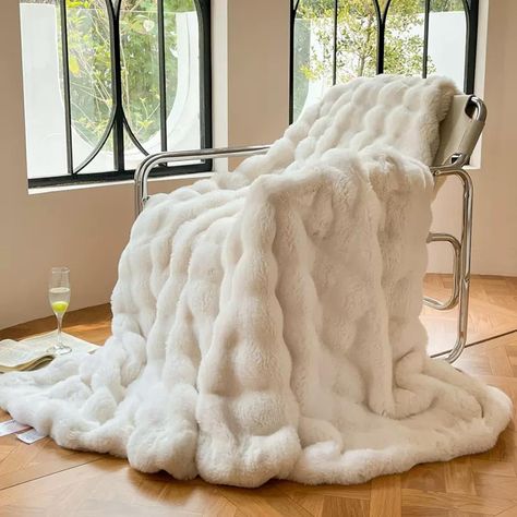 DREAMLANDING Faux Rabbit Fur Luxury Plush Sherpa Throw Blanket Reversible Fuzzy Warm Cozy Fluffy Fur Blanket for Bed Sofa Couch Home Decor(Cream,150 * 200cm) Bubble Blanket, Blankets For Winter, نظارات شمسية, Fluffy Blankets, Fur Throw Blanket, Faux Fur Blanket, Couch Throws, Plush Throw Blankets, Fur Blanket