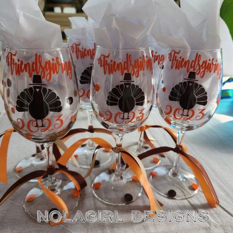 Friendsgiving Gift Ideas, Decorated Glasses, Wine Glass Vinyl, Custom Wine Glasses, Personalized Wine Glasses, Personalized Wine Glass, Wine Parties, Gift Table, Personalized Wine