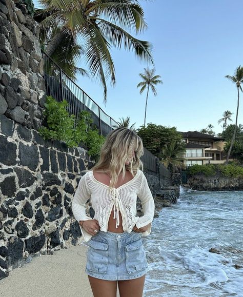 #outfitideas #beachlife #beachoutfitswomen #denimstyle #skirtoutfit #tropicalvibes Denim Skirt Beach Outfit, Beige Denim Skirt Outfit, Beachy Outfit, Jean Skirt Outfits, Denim Skirt Outfits, Beach Fits, Happy Sun, Sea Sunset, Instagram Style