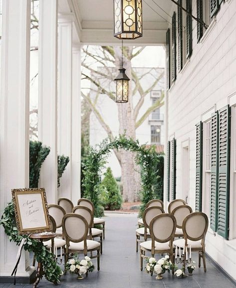 Romantic Micro Wedding, Christmas Micro Wedding, Elegant Micro Wedding, Personal Wedding Touches, Outdoor Wedding Aisle Ideas, Unique Small Wedding, Wedding Aisle Ideas, Outdoor Wedding Aisle, Micro Wedding Ceremony