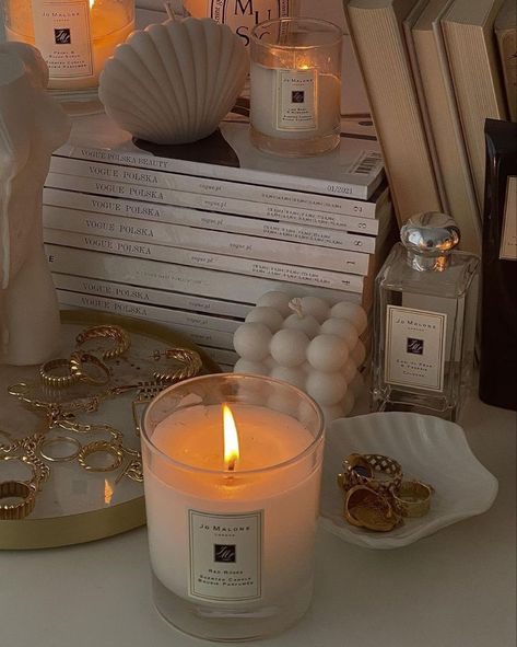 Joe malone candles on a bedside table in a minimalistic bedroom White Candles Aesthetic, Vintage Room Design, Aesthetic Organisation, Diy Room Makeover, Candles Aesthetic Cozy, Vibes Room, Loft Aesthetic, Trendy Candle, Vibe Rooms